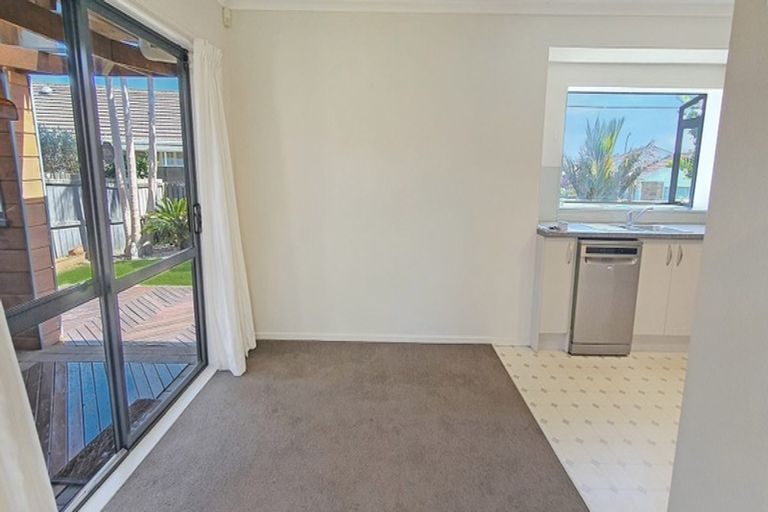 Photo of property in 33 Pitt Avenue, Clendon Park, Auckland, 2103