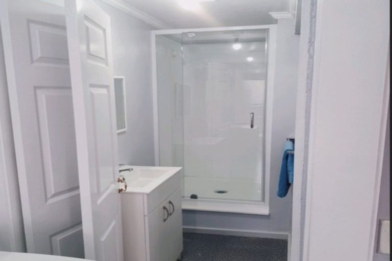 Photo of property in 64 Trias Road, Totara Vale, Auckland, 0629