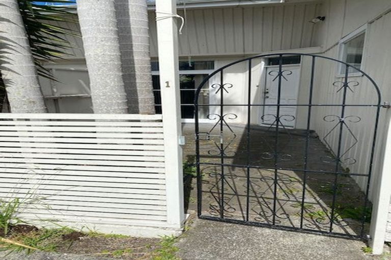 Photo of property in 24 Tiri Tiri Road, Birkdale, Auckland, 0626