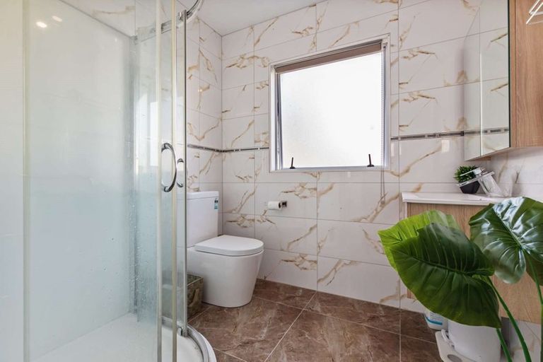 Photo of property in 2/21 Te Atatu Road, Te Atatu South, Auckland, 0610