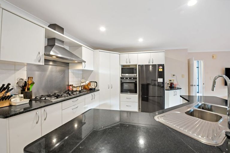 Photo of property in 11 Walter Haddrell Crescent, Flat Bush, Auckland, 2016