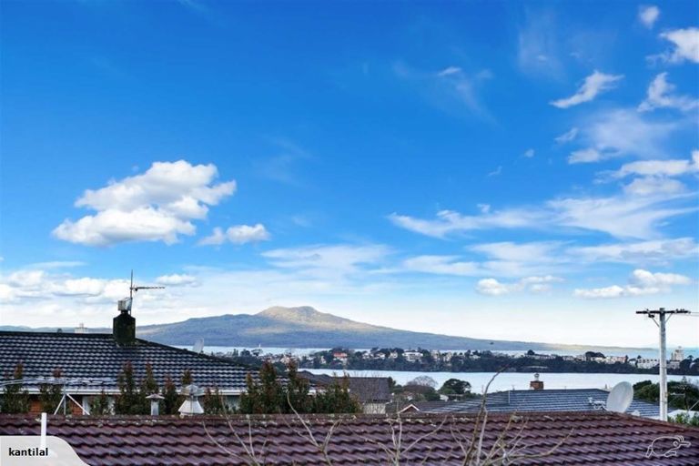 Photo of property in 65 Forrest Hill Road, Milford, Auckland, 0620