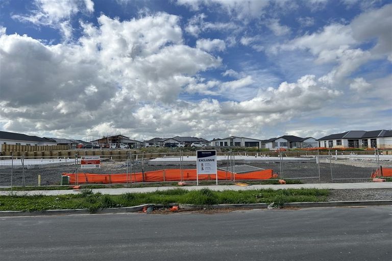 Photo of property in 15 Mcindoe Road, Kumeu, 0810