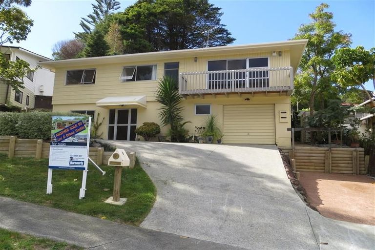 Photo of property in 9 Newstead Avenue, Browns Bay, Auckland, 0632