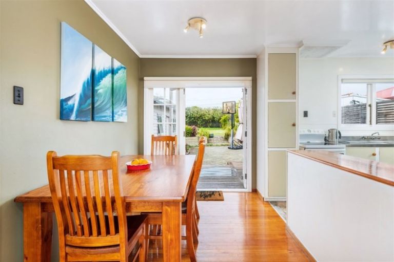 Photo of property in 9 Paton Avenue, Te Atatu South, Auckland, 0610