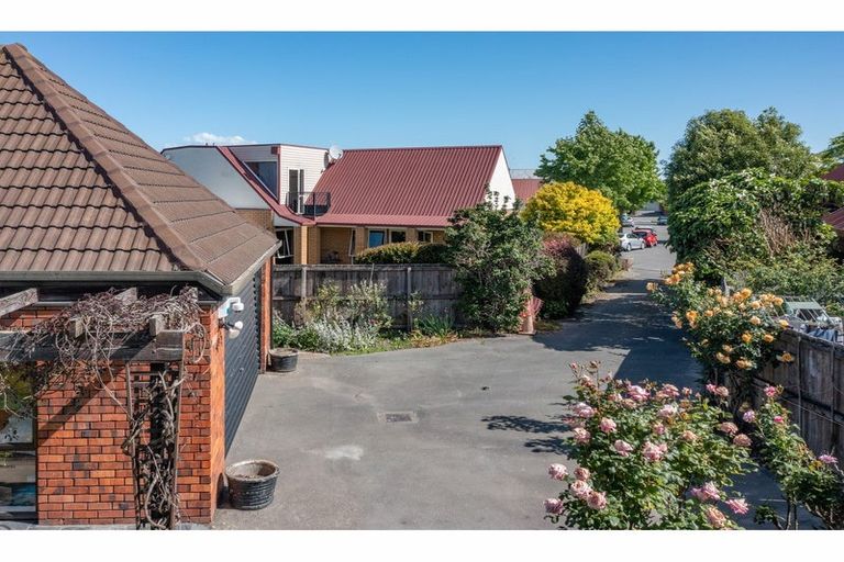 Photo of property in 30 Derenzy Place, Avonhead, Christchurch, 8042