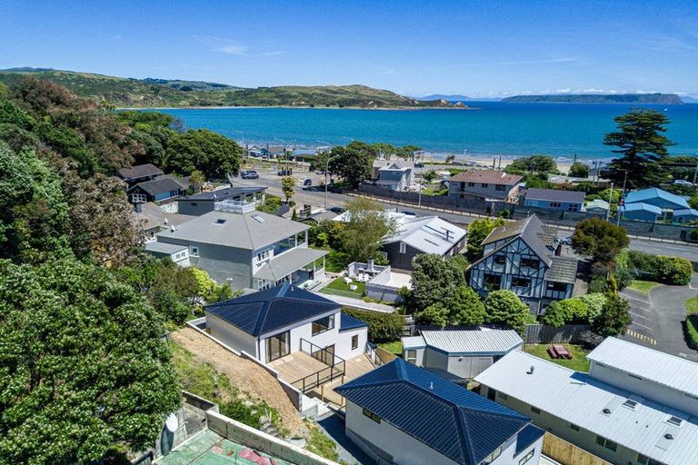 Photo of property in 6a Grays Road, Plimmerton, Porirua, 5026