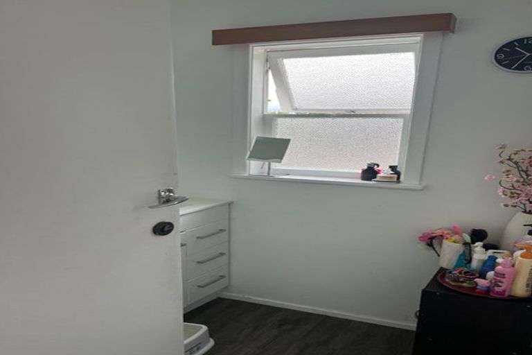 Photo of property in 8 Harry Ward Place, Henderson, Auckland, 0610