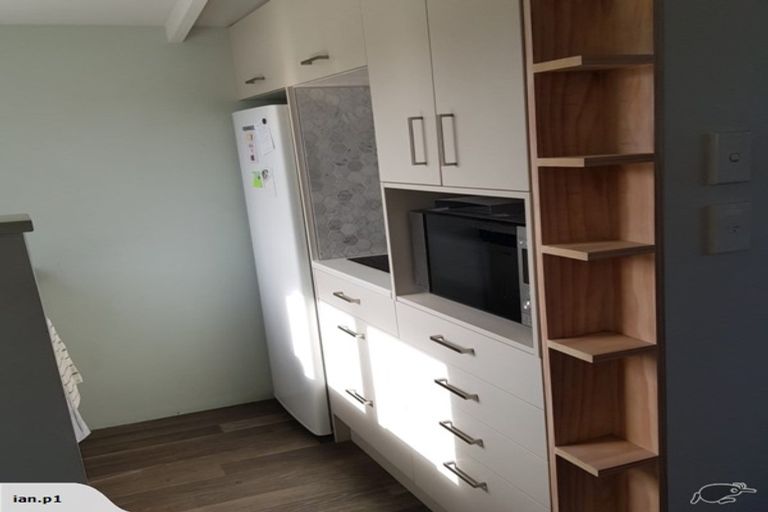 Photo of property in 18 Woodglen Road, Glen Eden, Auckland, 0602