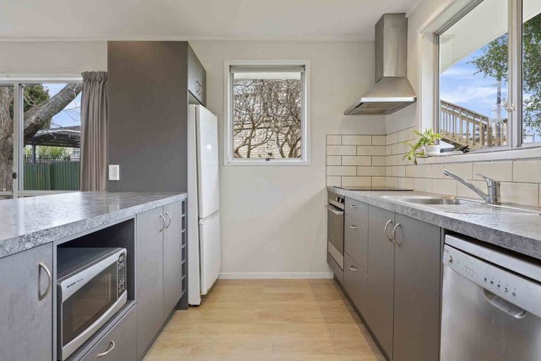 Photo of property in 48 Harmel Road, Glendene, Auckland, 0602