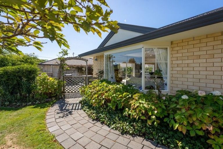 Photo of property in 5a Hemi Street, Waikanae, 5036