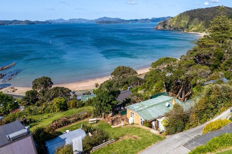 Photo of property in 4 Queens View Road, Russell, 0202