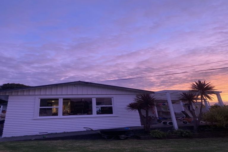 Photo of property in 8 Donnelly Street, Oakura, 4314