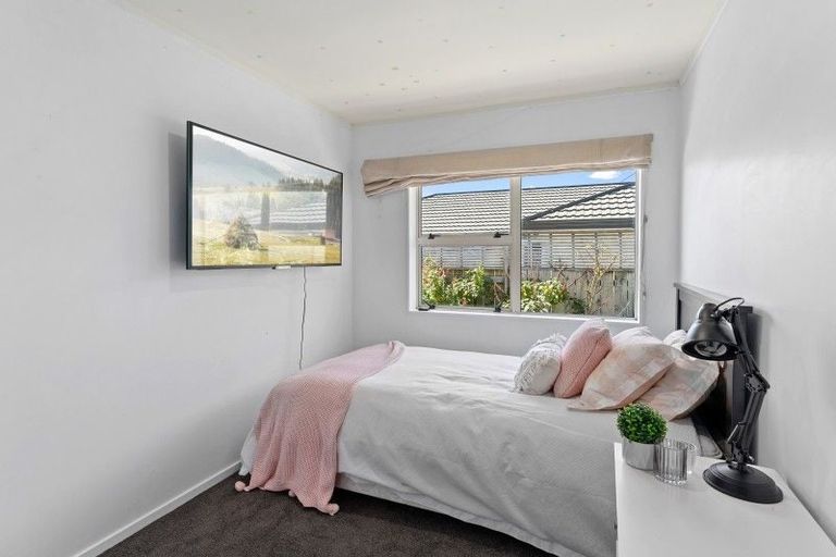 Photo of property in 5a Hemi Street, Waikanae, 5036