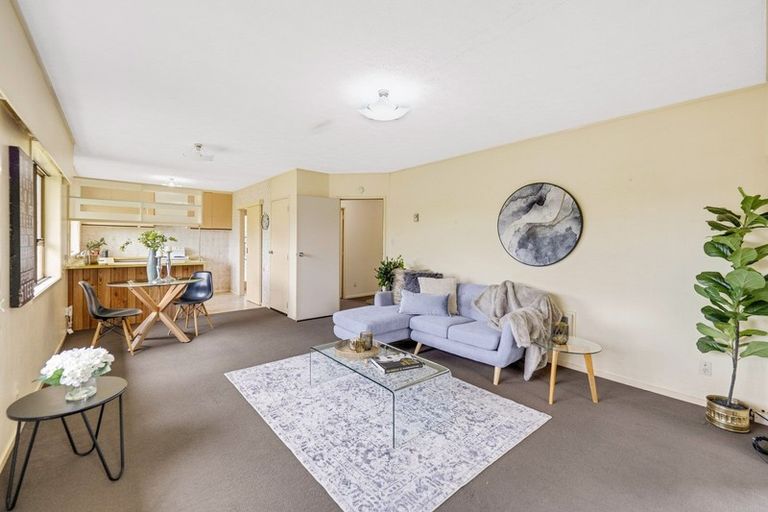 Photo of property in 1/58 Meadway, Sunnyhills, Auckland, 2010