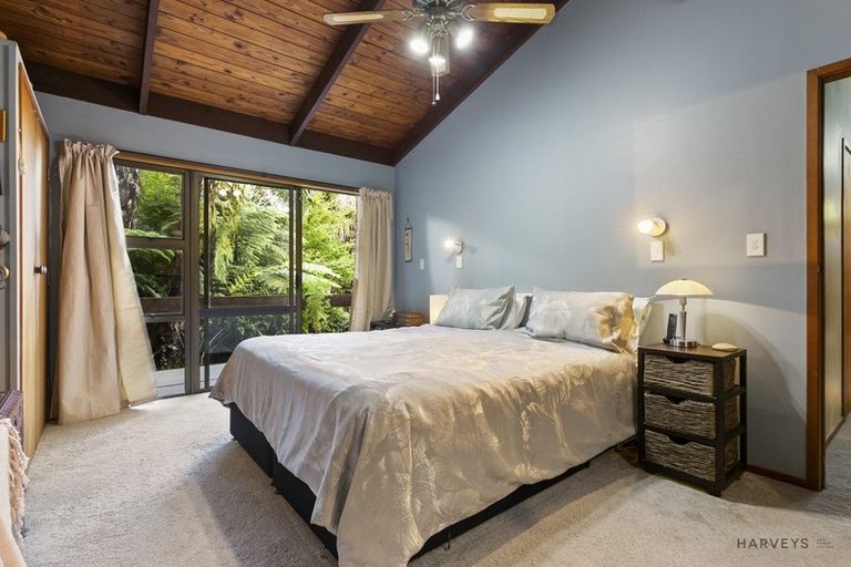 Photo of property in 8 Atarua Gardens, Waiatarua, Auckland, 0604