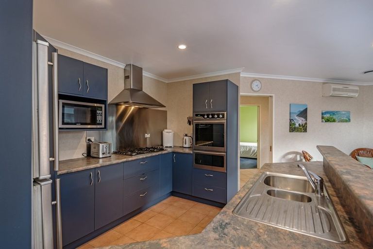 Photo of property in 42 Roberts Line, Kelvin Grove, Palmerston North, 4414