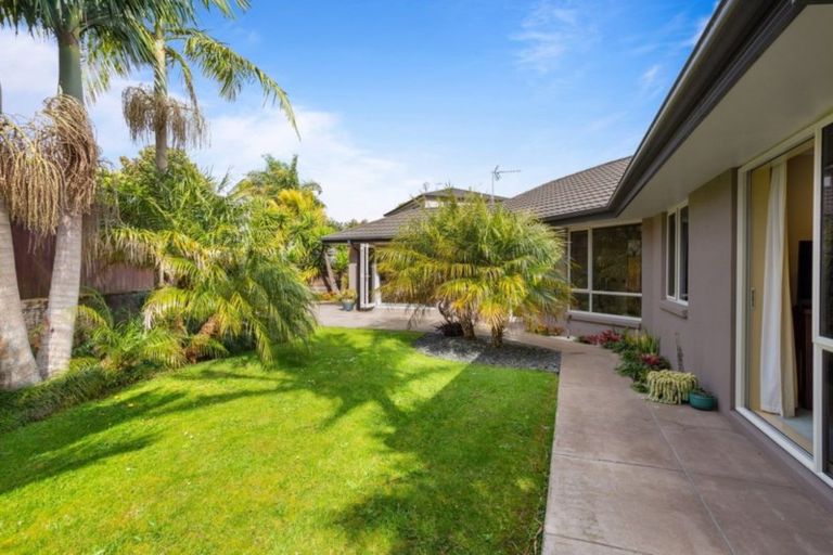 Photo of property in 35 Admirals Court Drive, Greenhithe, Auckland, 0632