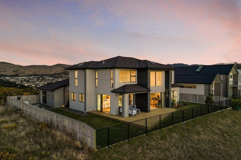 Photo of property in 4 Rotorua Grove, Aotea, Porirua, 5024