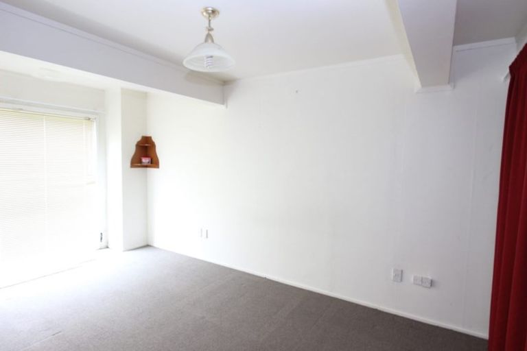 Photo of property in 10 Glen Vista Place, Bayview, Auckland, 0629
