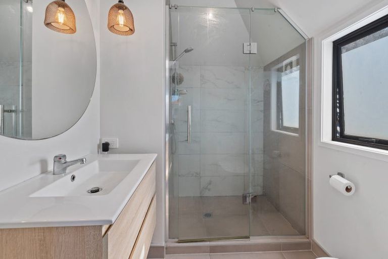 Photo of property in 1/82 Knights Road, Rothesay Bay, Auckland, 0630