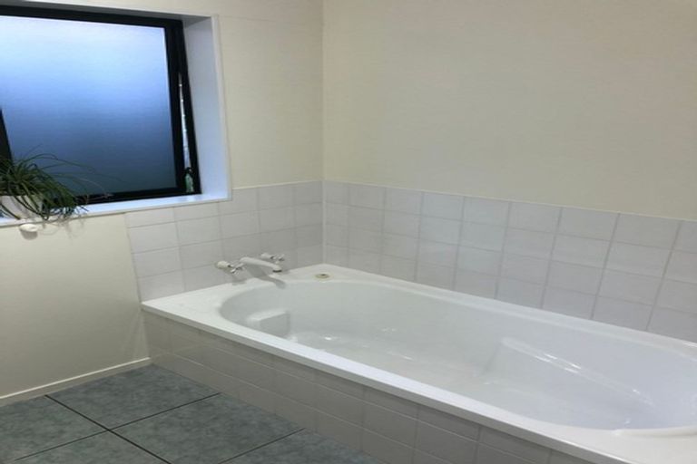 Photo of property in 91 Moyrus Crescent, East Tamaki Heights, Auckland, 2016