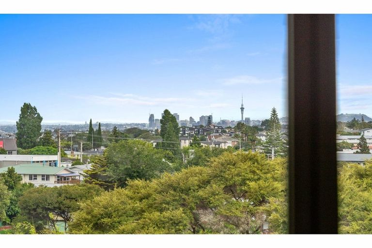 Photo of property in 1/33 Sapphire Place, Bayview, Auckland, 0629