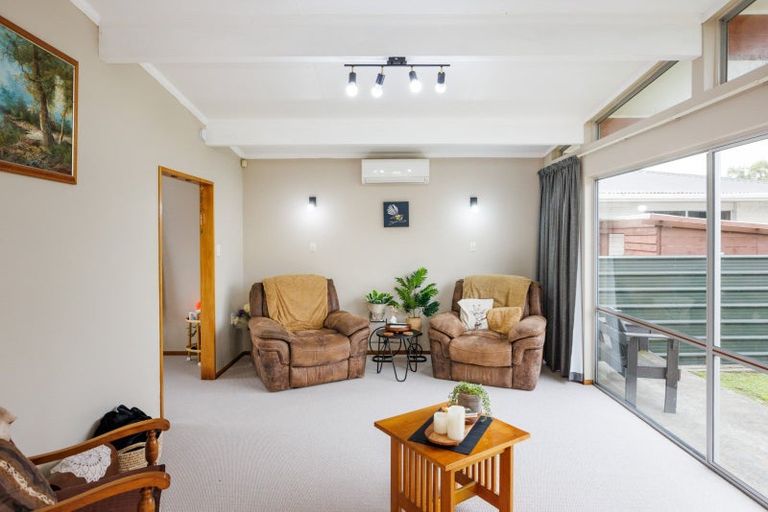 Photo of property in 17 Pinedale Parade, Milson, Palmerston North, 4414