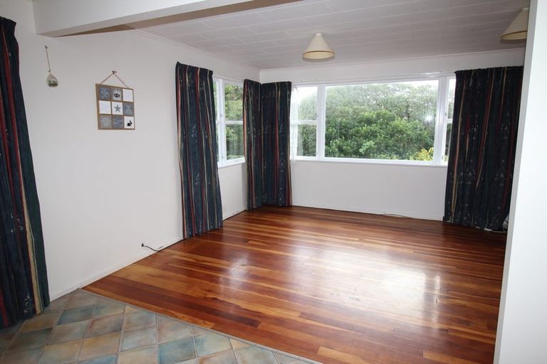 Photo of property in 3 Blandford Way, Newlands, Wellington, 6037