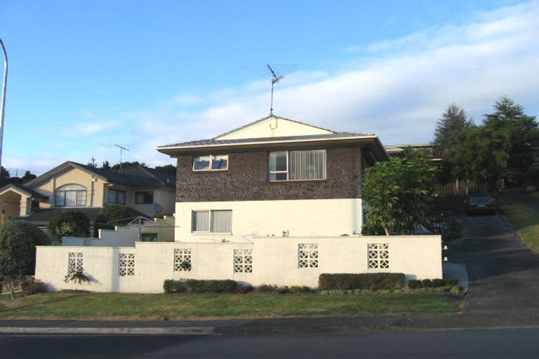 Photo of property in 2/76 Velma Road, Hillcrest, Auckland, 0627