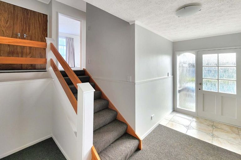 Photo of property in 2 Dundee Place, Crofton Downs, Wellington, 6035