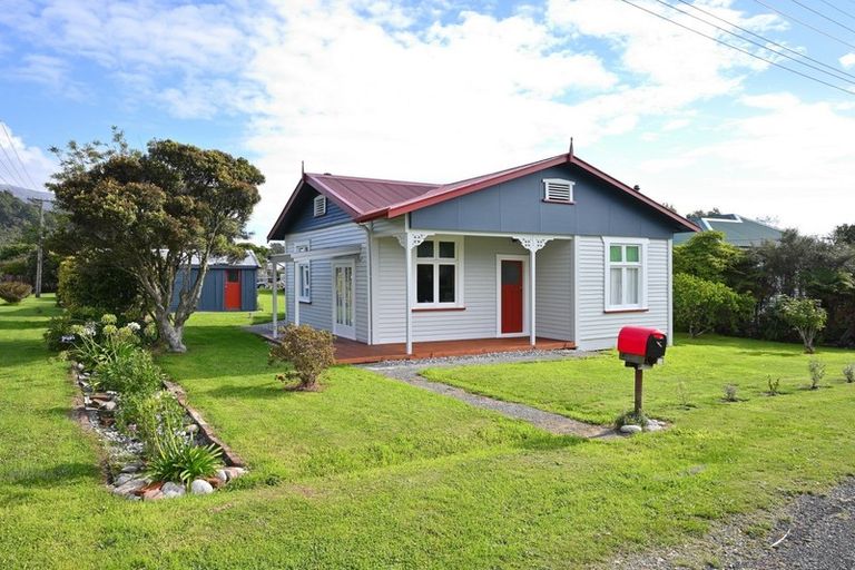 Photo of property in 10 Greenfield Street, Hector, 7822