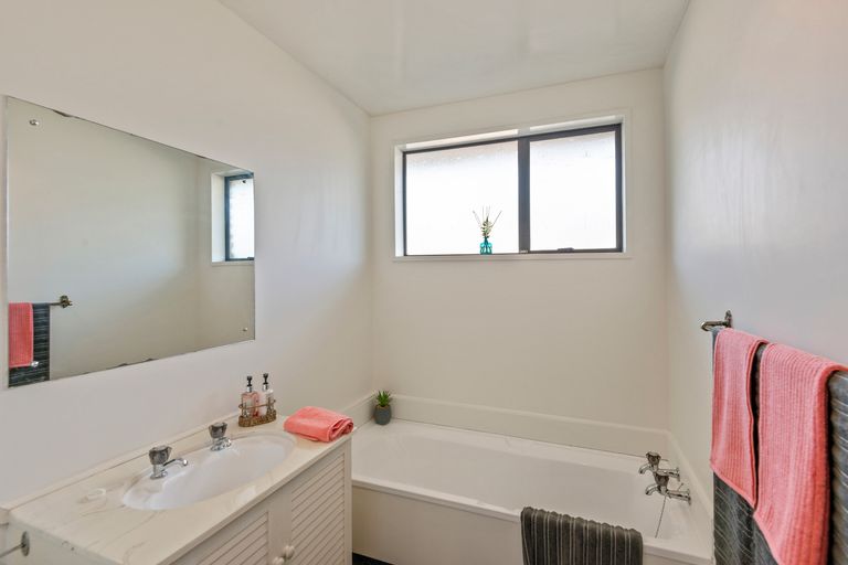 Photo of property in 60 Waratah Street, Avondale, Christchurch, 8061