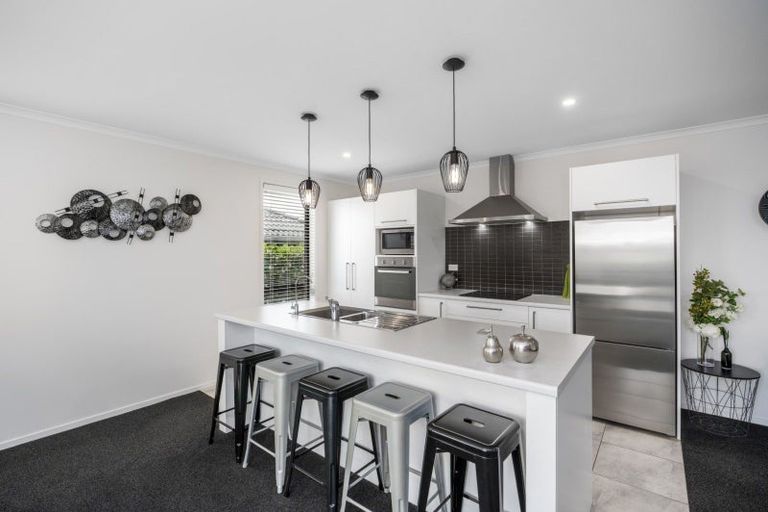 Photo of property in 18 Vista Close, Omokoroa, 3114