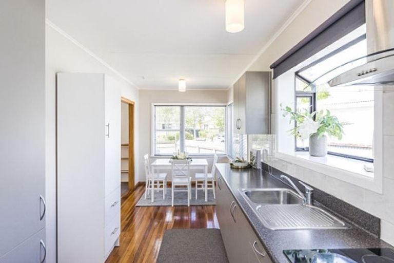 Photo of property in 10 Catlins Crescent, Milson, Palmerston North, 4414