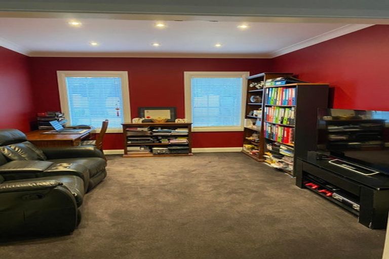 Photo of property in 2 Blundell Way, Heretaunga, Upper Hutt, 5018