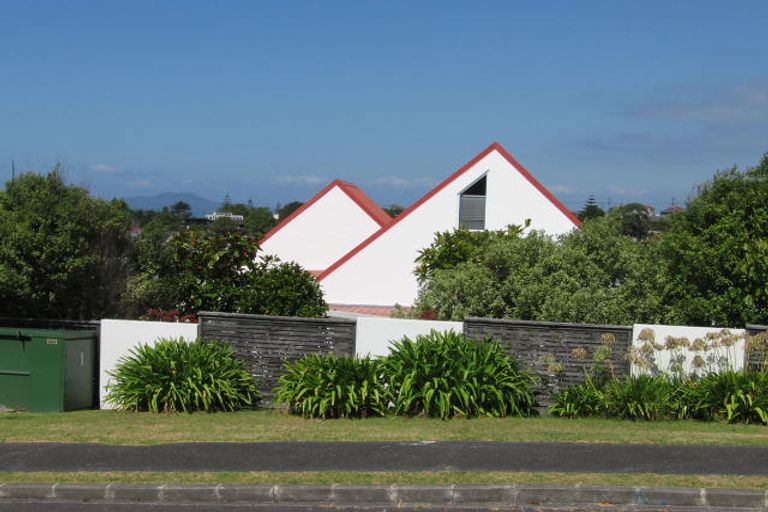 Photo of property in 22 Cairnbrae Court, Northcross, Auckland, 0632