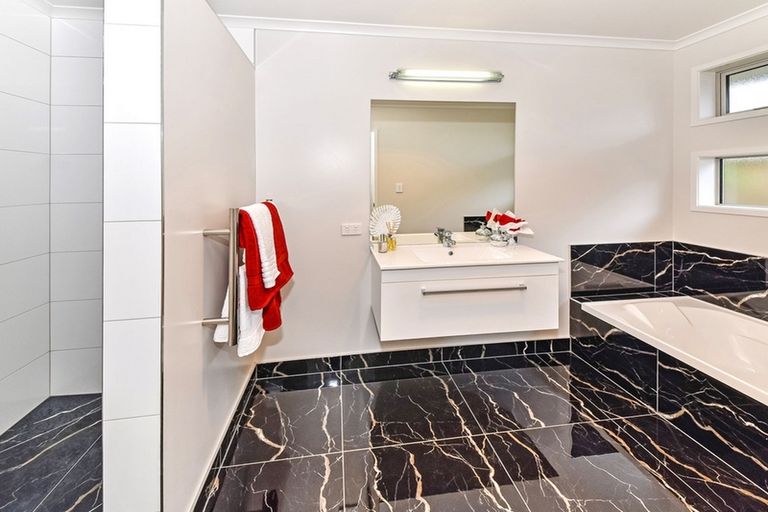 Photo of property in 9 Tongeren Square, Karaka, Papakura, 2113