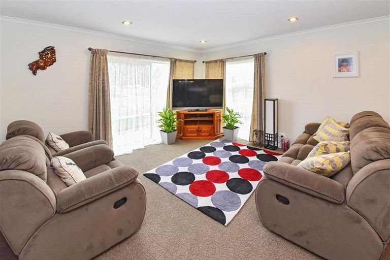 Photo of property in 88 Popokatea Drive, Takanini, 2112