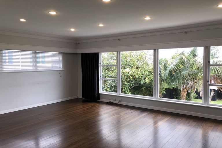 Photo of property in 25 Bradbury Road, Botany Downs, Auckland, 2010