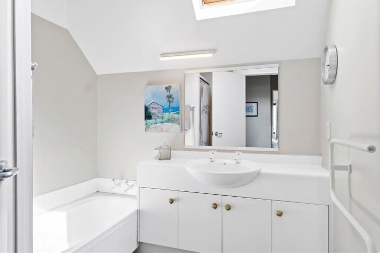 Photo of property in 8 Rhodesvale Terrace, Cashmere, Christchurch, 8022