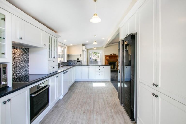 Photo of property in 32 Milton Road, Bluff Hill, Napier, 4110