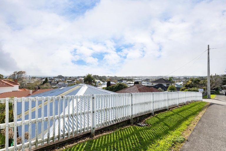 Photo of property in 8 Lismore Street, Strandon, New Plymouth, 4312