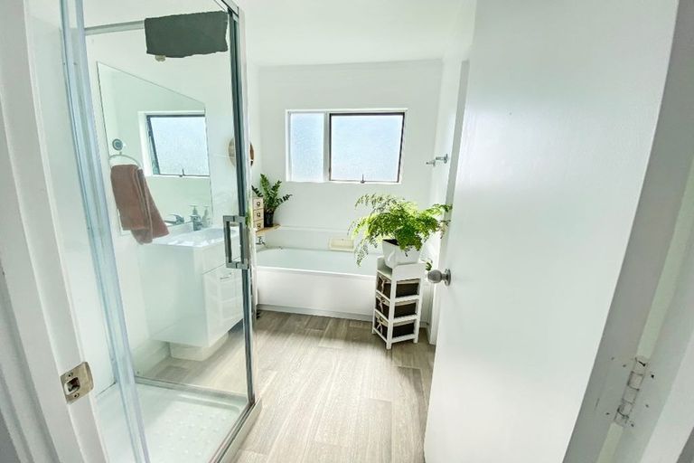 Photo of property in 1/307a Wairau Road, Totara Vale, Auckland, 0627