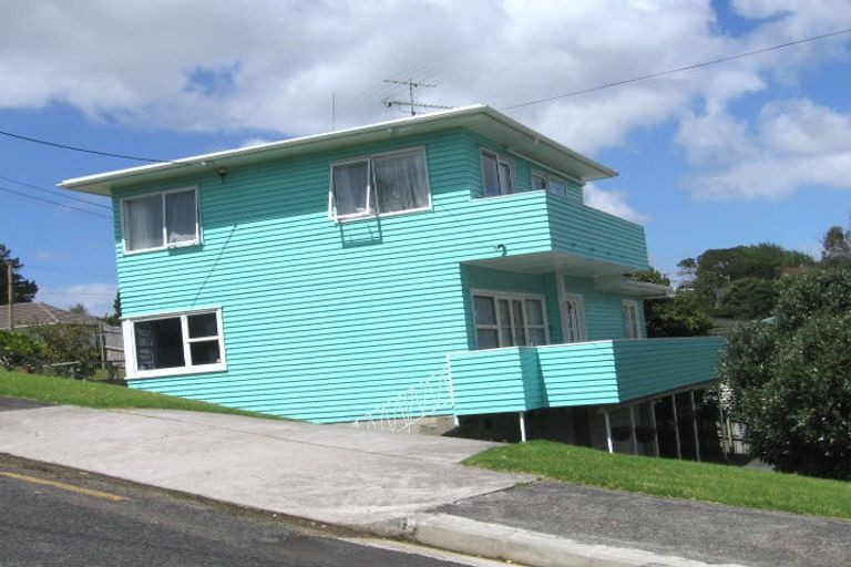 Photo of property in 2 Cronin Place, Beach Haven, Auckland, 0626