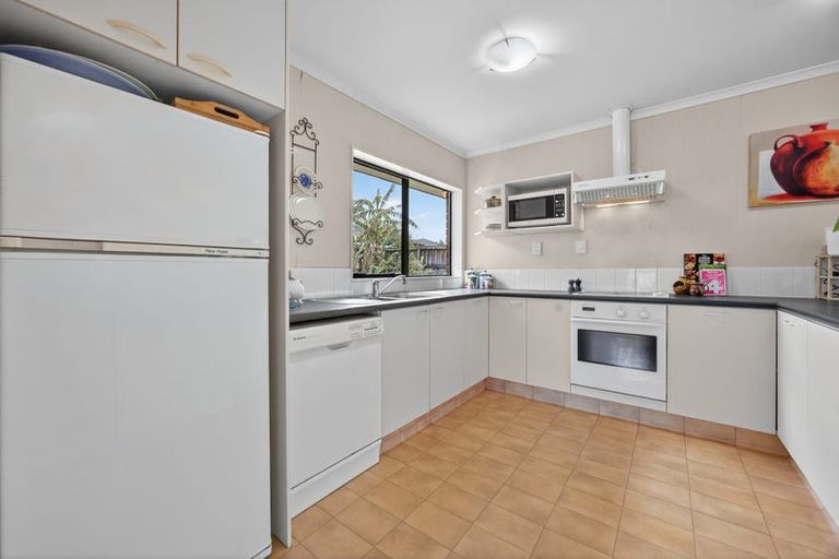 Photo of property in 16 Newbegin Place, Weymouth, Auckland, 2103