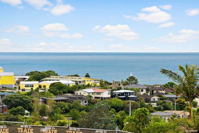 Photo of property in 1/206 East Coast Road, Forrest Hill, Auckland, 0620