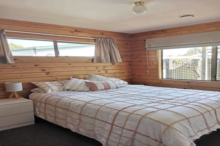 Photo of property in 4 Hadley Wood Drive, Wattle Downs, Auckland, 2103