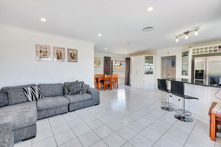 Photo of property in 2 Alcove Place, Totara Heights, Auckland, 2105