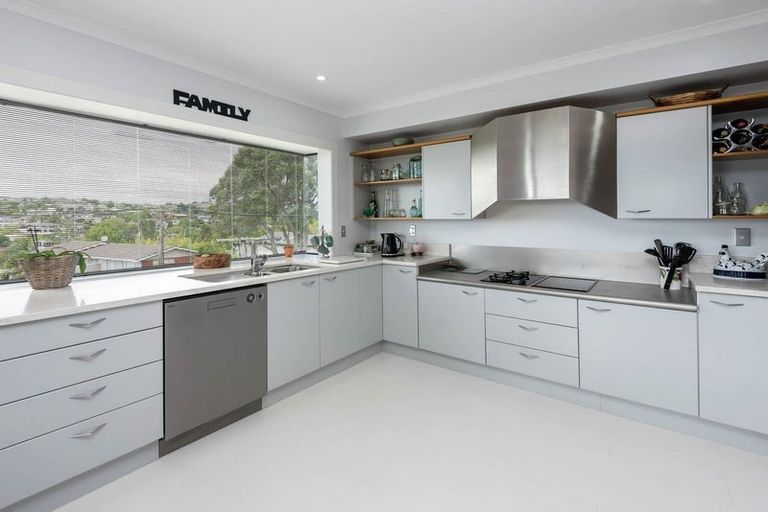 Photo of property in 2/3 Colmar Road, Mellons Bay, Auckland, 2014